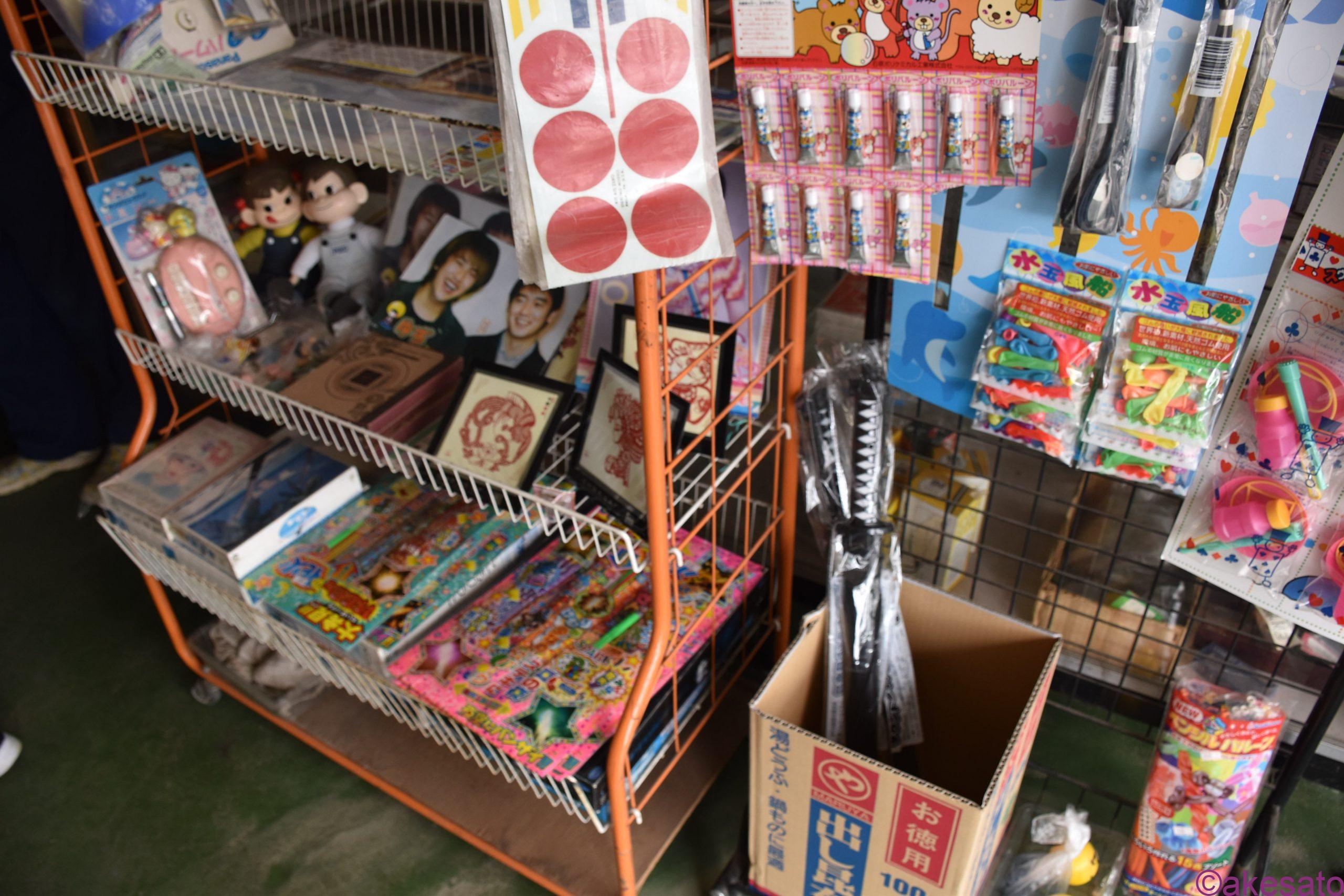 駄菓子屋「石井商店」。小学校前で長年営業している模型屋さん －安食 